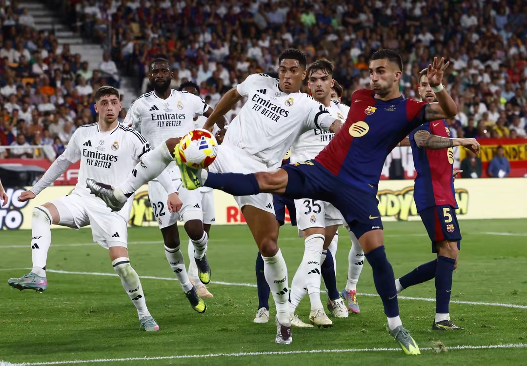 皇马鏖战塞维利亚，伊布扛起全队