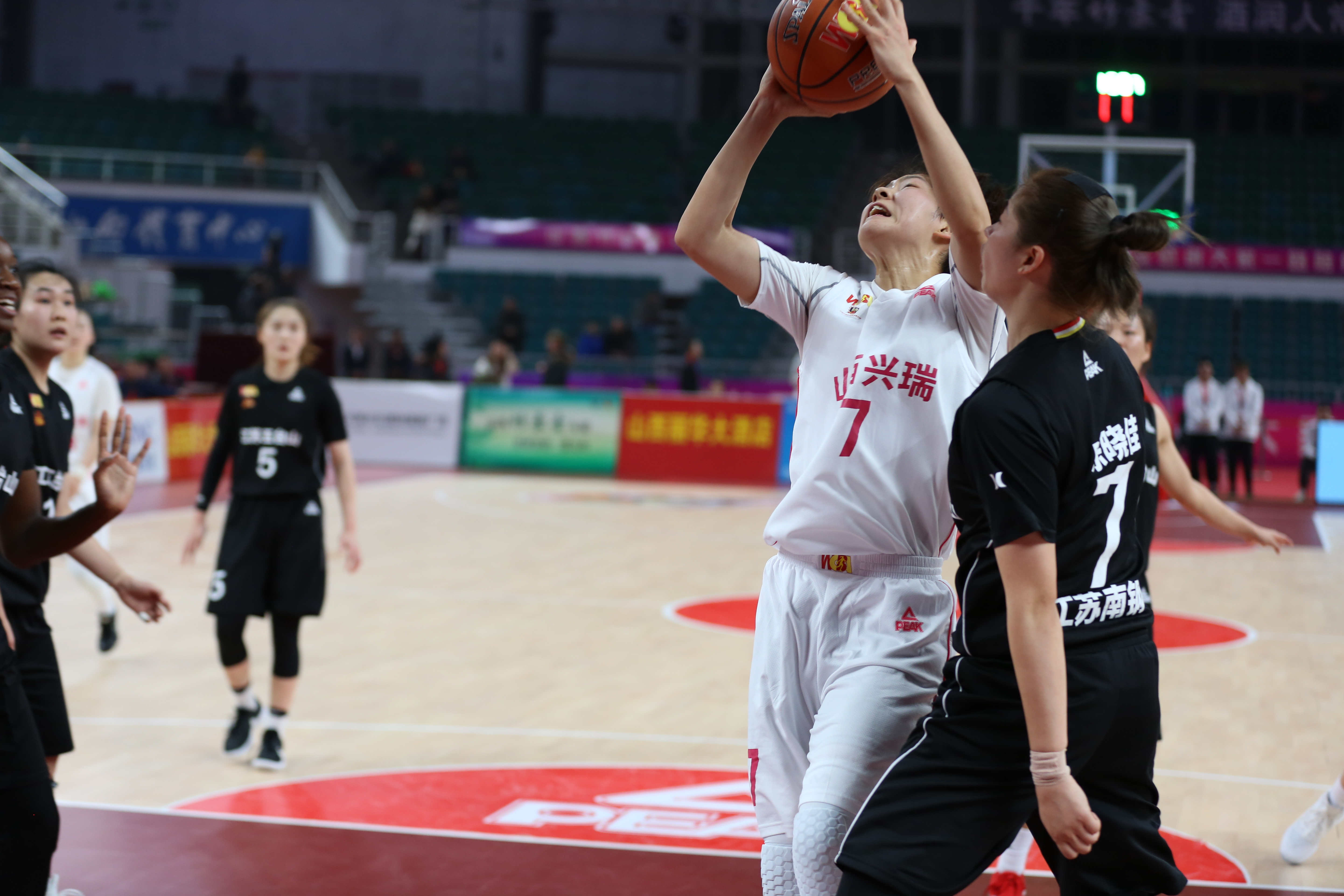 江苏队险胜山西队，乔治惊艳四座