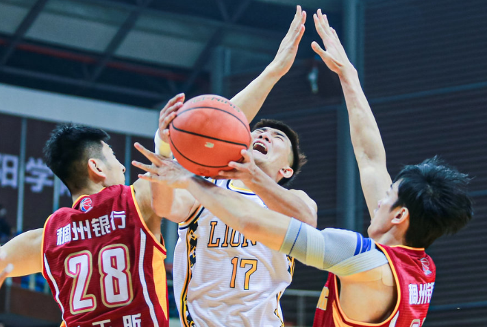 山东队完胜雄鹿，孙铭徽关键制胜