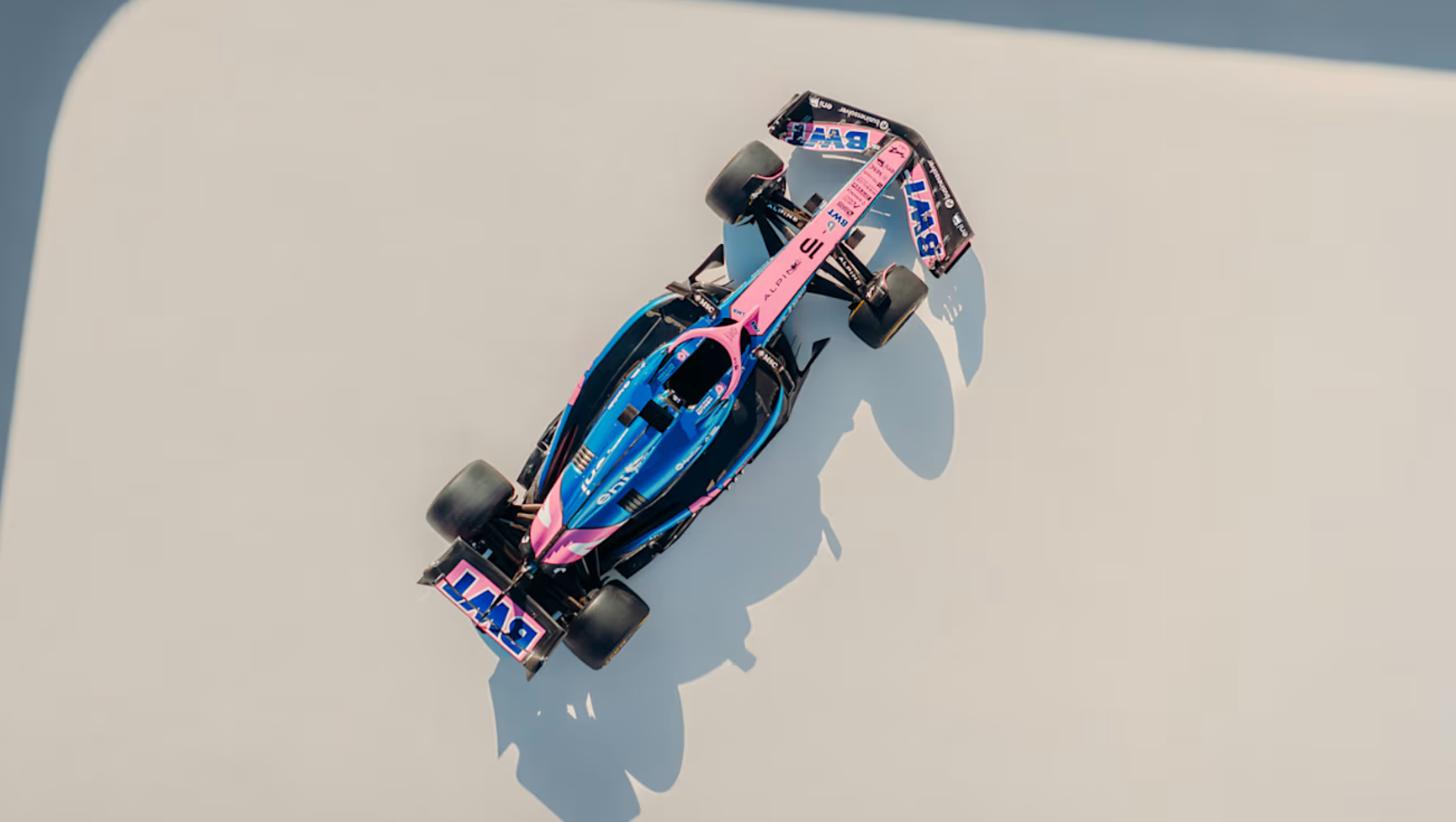 索伯车队险胜阿斯顿马丁，拉塞尔点燃赛场