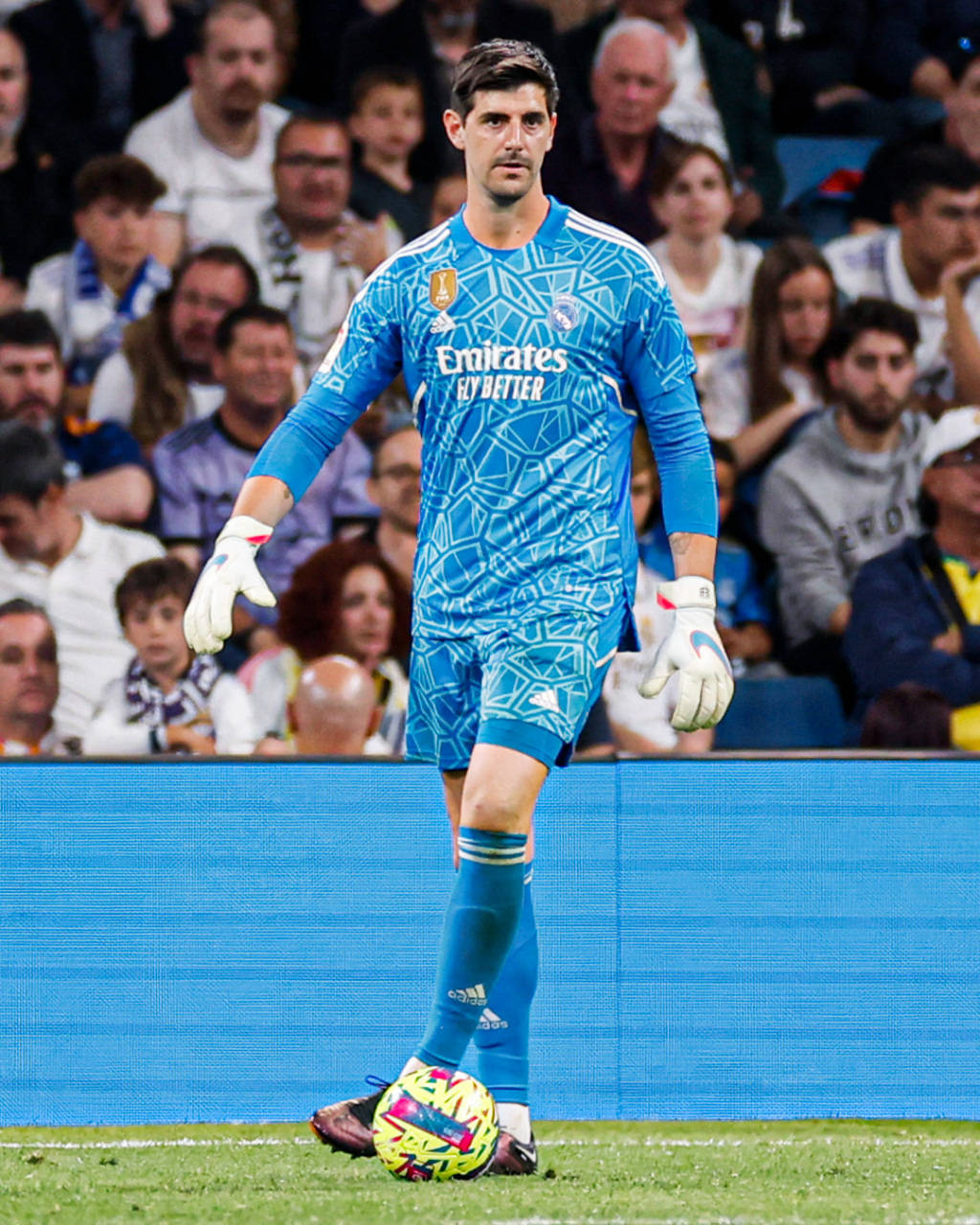 英格兰鏖战里昂，库尔图瓦刷新纪录